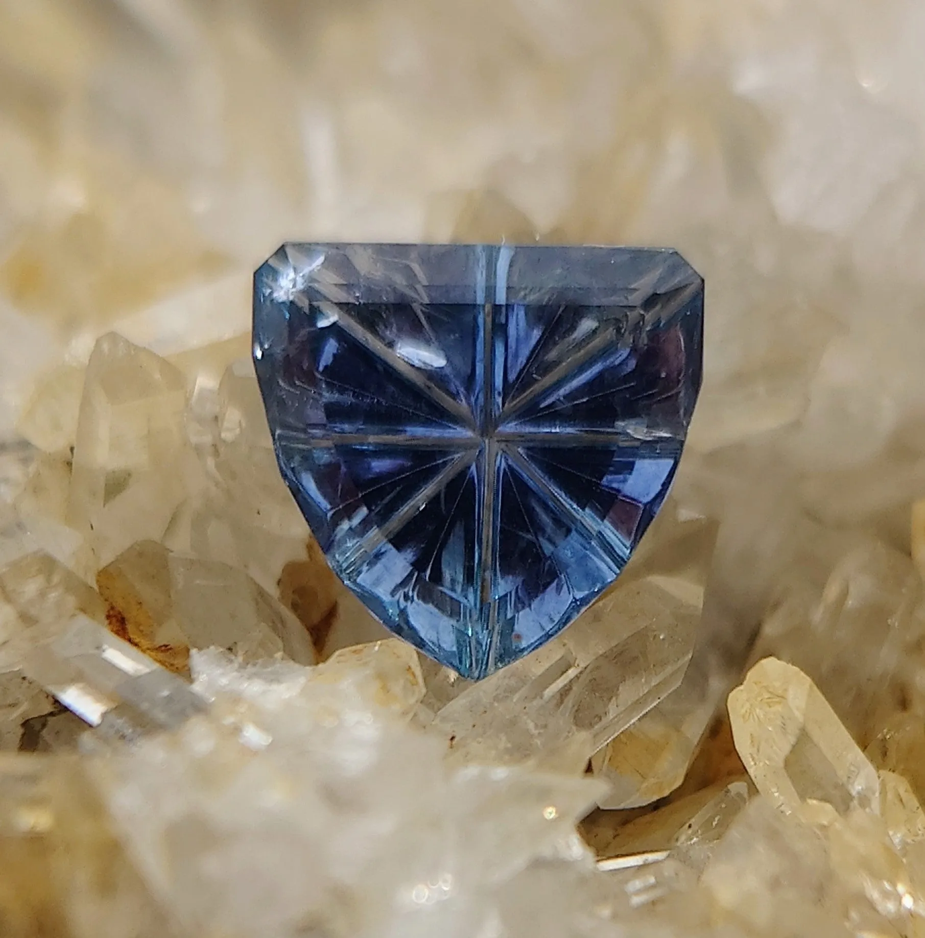 2.4ct FANTASY CUT STUNNING BLUE MONTANA SAPPHIRE