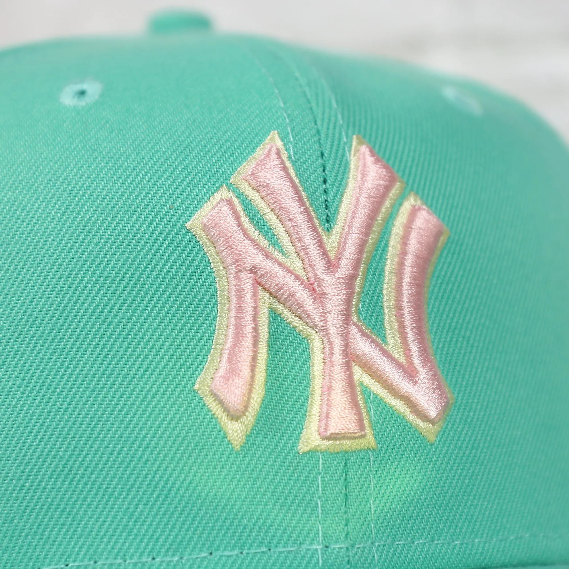 New York Yankees 2000 World Series Side Patch Pink Bottom 59Fifty Fitted Cap | Mint