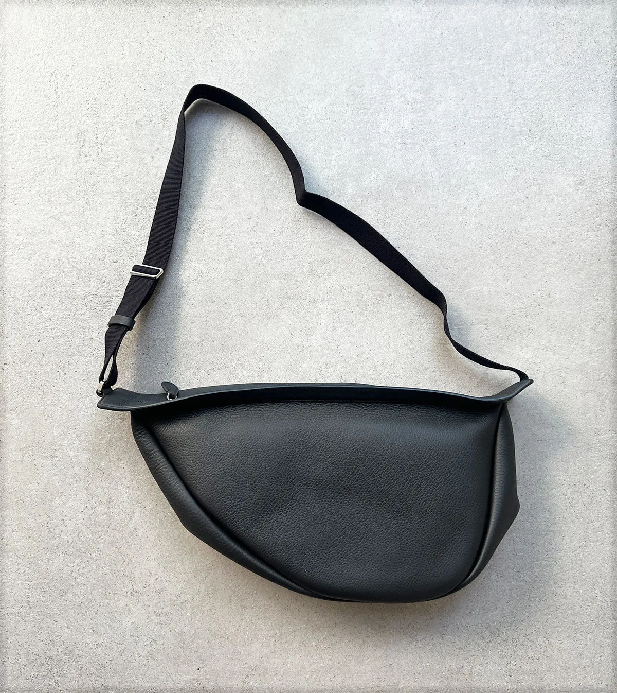 Slouchy Banana Bag Leather Large, Black